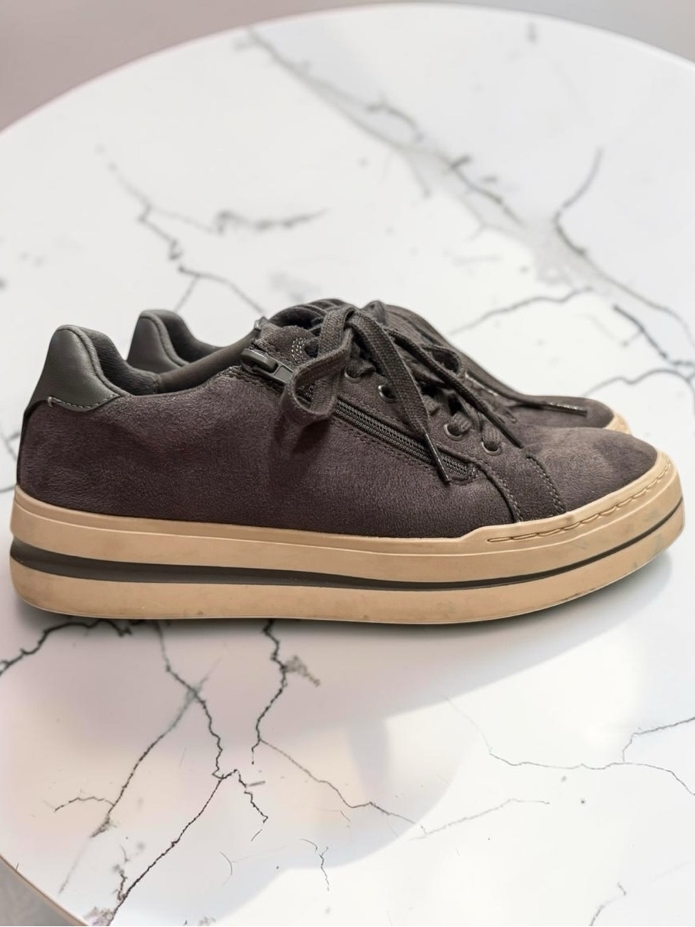 Clark’s Audreigh Sky EUC Gray Suede Low-Top Sneakers